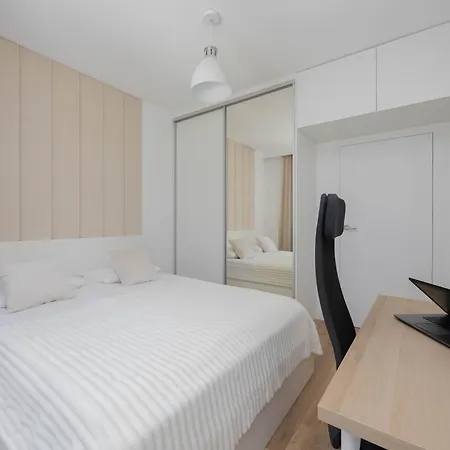 Modern With Balcony And Parking In Centrum By Renters Warszawa