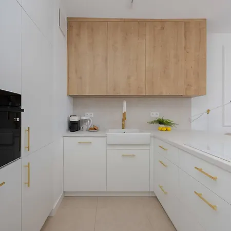 Modern With Balcony And Parking In Centrum By Renters * Warszawa