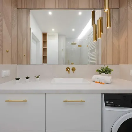Modern With Balcony And Parking In Centrum By Renters Lejlighed Warszawa